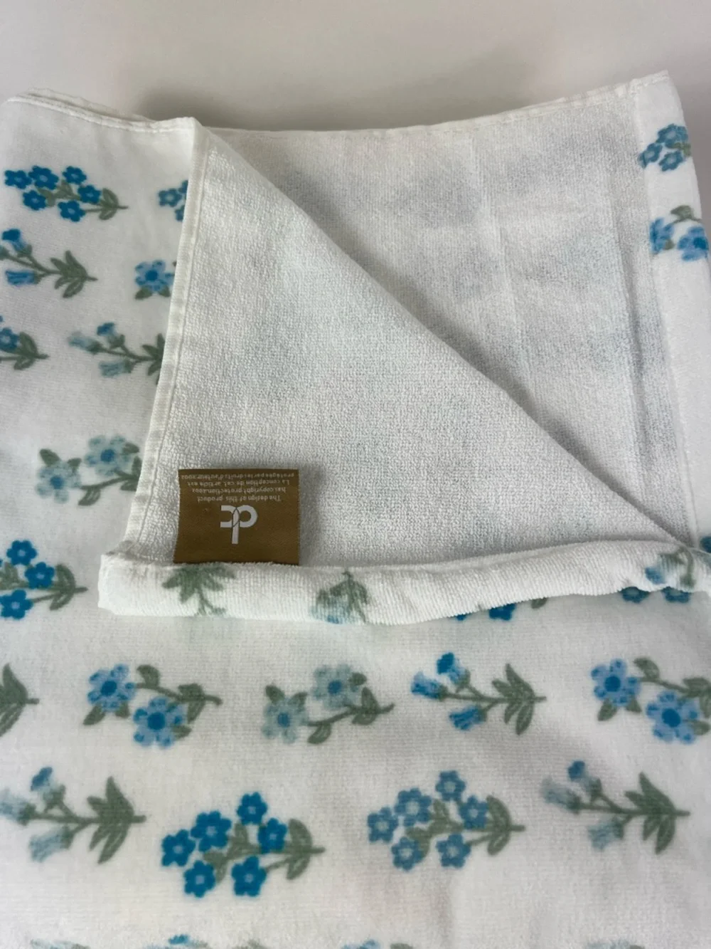 Deborah Connolly Bath Towels Blue White Floral Cotton Velour Set of 2 NEW